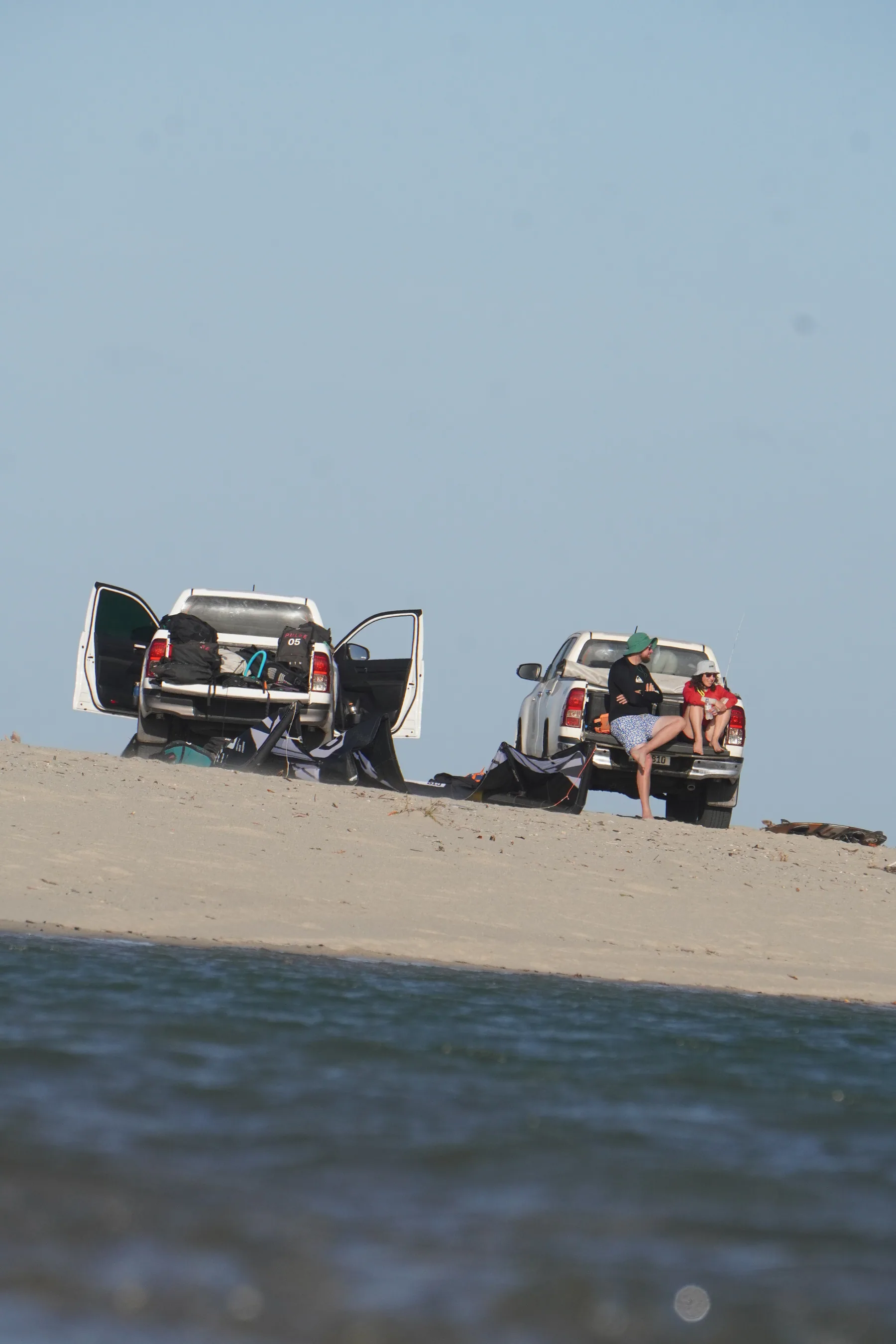 Pick-ups fahren entlang der brasilianischen Küste