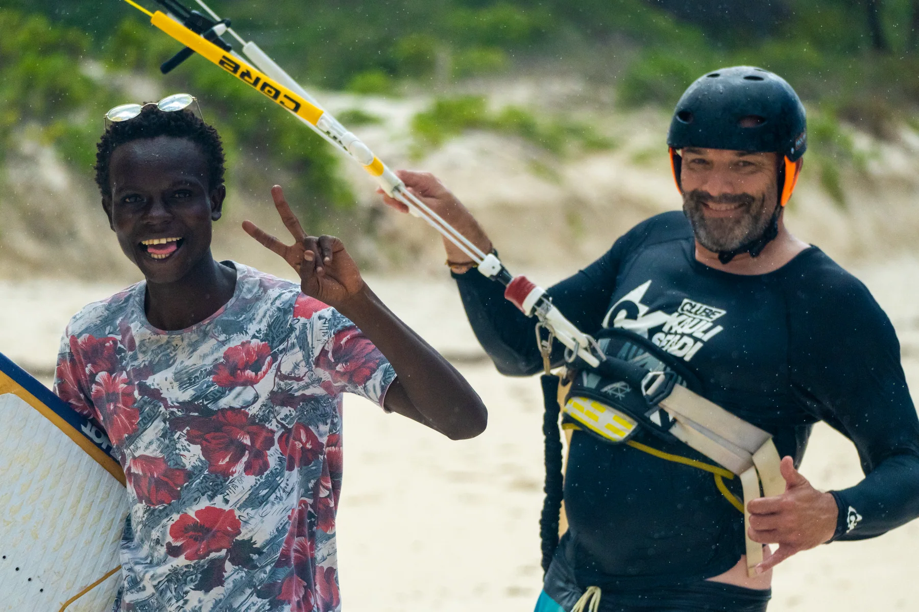Kiter und Coach am Strand von Watamu
