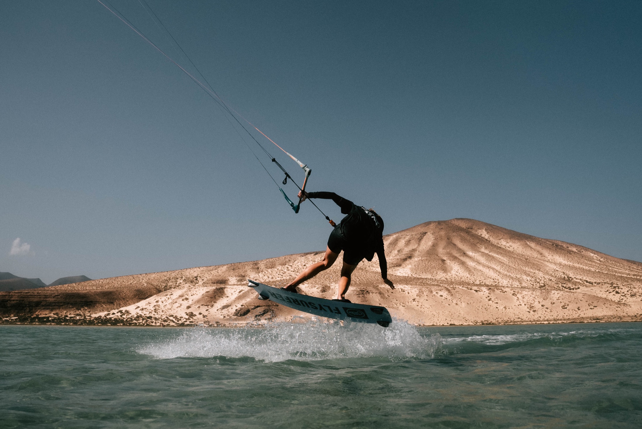 Kitesurfer in dynamischer Aktion